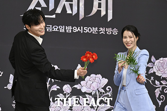 허남준과 임지연이 대결하는 포즈를 취하고 있다.