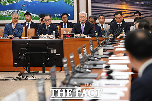 행정수도 특별법안 관련 공청회, 비어있는 국민의힘 의원석.