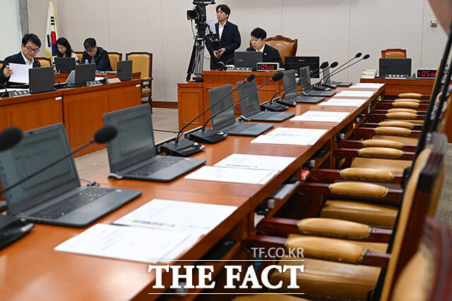 행정수도 특별법안 관련 공청회, 비어있는 국민의힘 의원석.