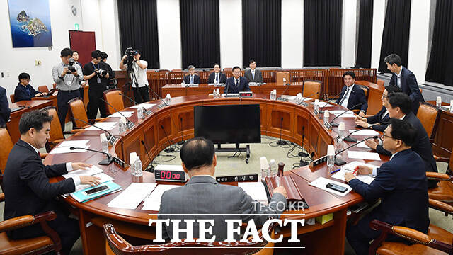 국회 정보위원회 전체회의 출석한 이종석 국정원장. /국회사진기자단
