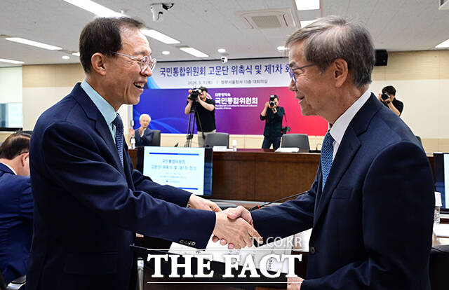 이석연 국민통합위원장이 7일 오전 서울 종로구 정부서울청사에서 열린 고문단 위촉식 및 제1차 회의에 참석해 모두발언을 하고 있다. /임영무 기자