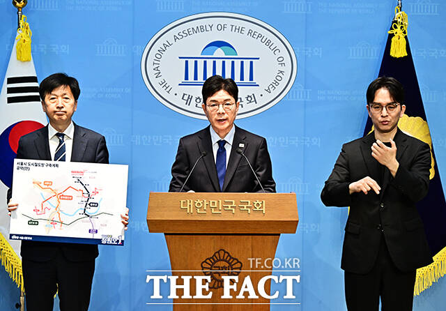 정원오 더불어민주당 서울시장 후보(가운데)가 7일 오전 서울 여의도 국회 소통관에서 기자회견을 열고 공약을 발표하고 있다. /국회=배정한 기자