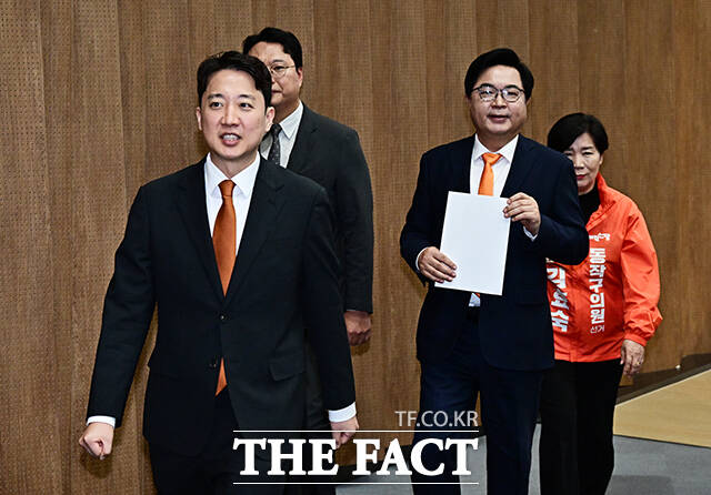 정치권에서는 현재 흐름만으로는 보수 재편 수준의 움직임으로 이어지기는 쉽지 않을 것이라는 분석이 나온다. 사진은 박일하 동작구청장이 7일 오전 서울 여의도 국회 소통관에서 기자회견을 열고 6.3 지방선거 동작구청장 출마선언을 마친 뒤 이동하는 모습. /배정한 기자