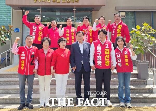 이은권 국민의힘 대전중구당협위원장이 김선광 대전시 중구청장 후보를 비롯한 시·구의원 후보들과 함께 7일 중구 전역을 돌며 원팀 선거운동을 진두지휘하고 있다. /김선광 후보