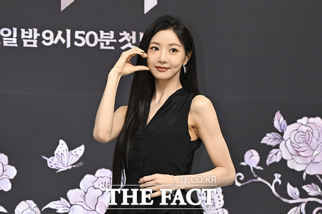 세 배우가 다른 포즈를 취하고 있다.