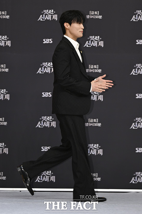 허남준이 놀란 표정을 짓고 있다.