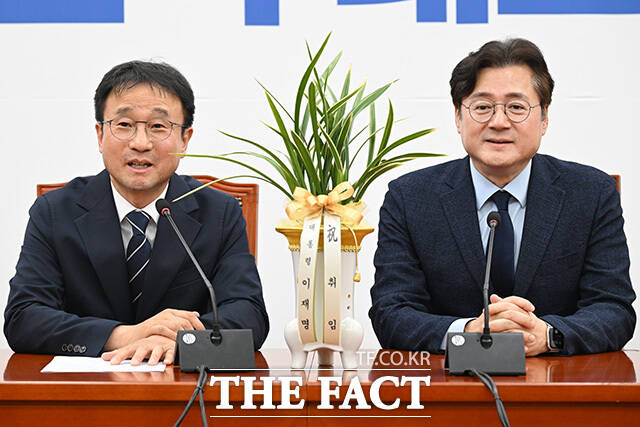 원내대표 연임 성공한 한병도(왼쪽), 홍익표 청와대 정무수석 접견.