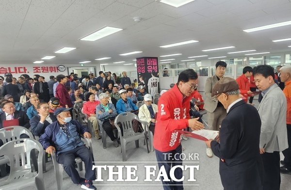 조원휘 국민의힘 대전 유성구청장 후보가 7일 선거대책위원회 발대식을 열고 위촉장을 수여하고 있다. /선치영 기자