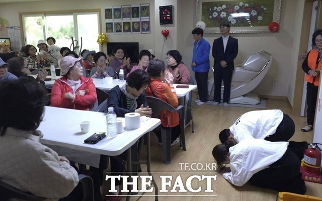 부산 북구갑 무소속 출마를 선언한 한동훈 전 국민의힘 대표와 아내 진은정 씨가 7일 부산 만덕 백양 디이스트 어버이날 행사에서 어르신들에게 절하고 있다. /한동훈 페이스북