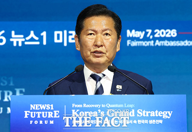 정청래 대표와 정원오 후보가 대화하고 있다. 왼쪽은 오세훈 국민의힘 서울시장 후보. /뉴스1