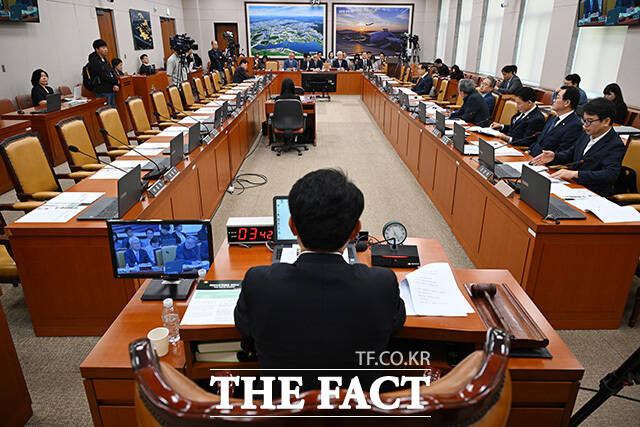 국회 국토교통위원회 행정수도 특별법안 관련 공청회가 7일 오전 서울 여의도 국회에서 열린 가운데 국민의힘 의원석(왼쪽)이 비어있다. /국회=남용희 기자
