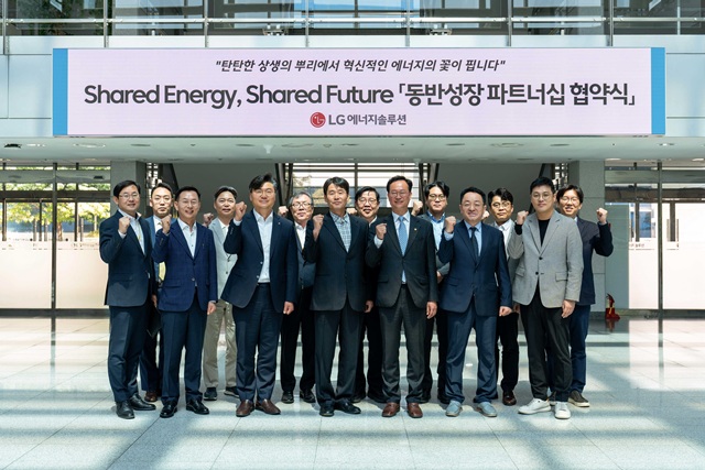 6일 LG에너지솔루션 오창 에너지플랜트에서 동반성장 파트너십 협약식’을 개최하고 기념 사진 촬영을 하고 있다. (앞줄 왼쪽부터) 권병현 신성에스티 부사장, 서동조 보백씨엔에스 대표이사, 김우섭 LG에너지솔루션 커뮤니케이션센터장, 이동찬 폴 대표이사, 송재봉 더불어민주당 의원, 이송영 에이엠텍 대표이사, 하기봉 LG에너지솔루션 구매.Pack부품구매 담당. /LG에너지솔루션