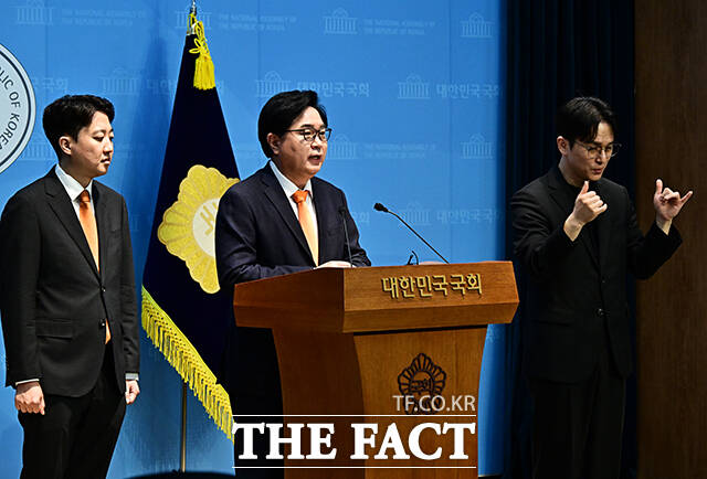 이준석 개혁신당 대표가 7일 오전 서울 여의도 국회 소통관에서 기자회견을 열고 국민의힘을 탈당하고 개혁신당으로 입당한 박일하 동작구청장을 소개하고 있다.