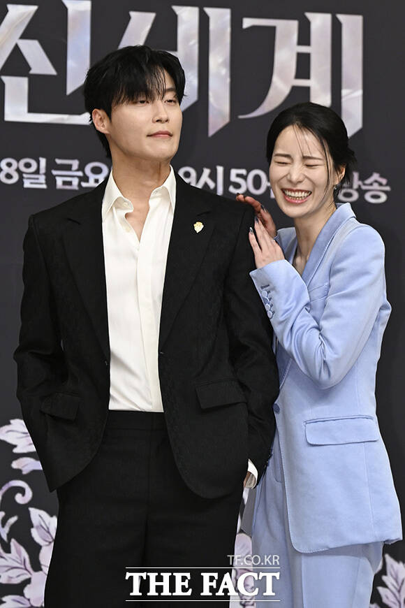 허남준과 임지연이 대결하는 포즈를 취하고 있다.