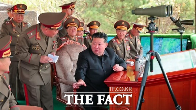 국정원은 이번 개헌으로 김정은 북한 국무위원장의 권한이 한층 강화됐다고도 분석했다. 사진은 김 위원장이 지난 25일 항일 유격대(빨치산) 조선인민혁명군 창건 94주년을 맞아 조선인민군 각급 대연합부대 관하 경보병부대 박격포병들의 사격경기를 참관했던 모습. /뉴시스, 조선중앙TV 갈무리