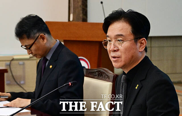 김영훈 고용노동부 장관이 지난달 16일 오전 서울 종로구 정부서울청사에서 열린 노동안전 관계장관회의에 참석해 모두발언을 하고 있다. /임영무 기자
