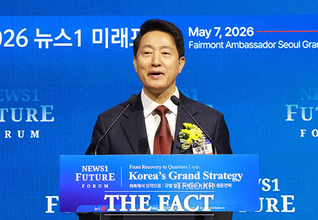 정원오 후보(오른쪽)와 오세훈 후보가 악수를 하고 있다. 가운데는 이준석 개혁신당 대표. /뉴스1