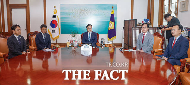 우원식 국회의장(가운데)과 한병도 더불어민주당 원내대표(왼쪽), 송언석 국민의힘 원내대표가 7일 오후 서울 여의도 국회에서 개헌안 본회의 상정을 앞두고 열린 여야 원내대표 회동에 참석해 기념사진 촬영을 하고 있다. /국회=배정한 기자