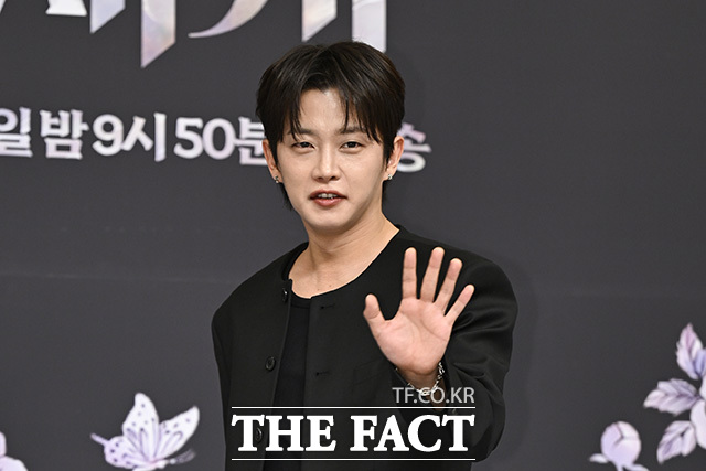 세 배우가 다른 포즈를 취하고 있다.