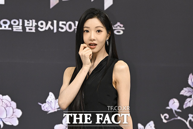 세 배우가 다른 포즈를 취하고 있다.