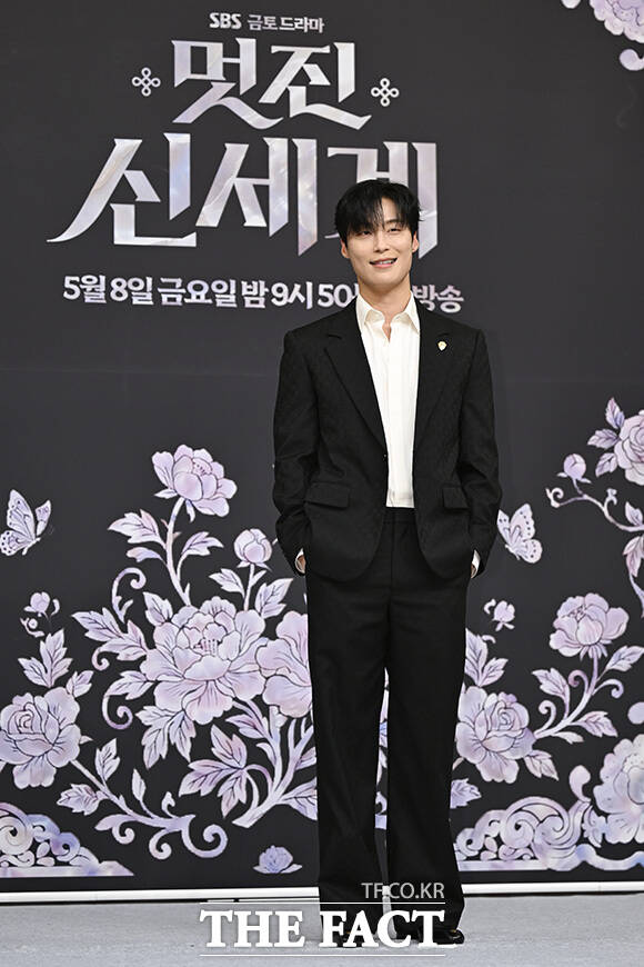 허남준이 놀란 표정을 짓고 있다.