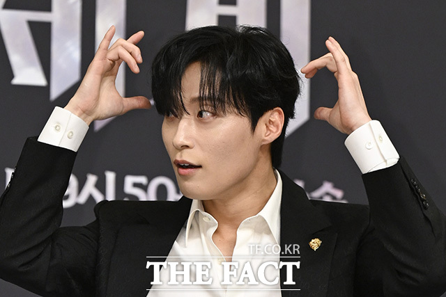 허남준이 놀란 표정을 짓고 있다.