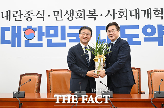 원내대표 연임 성공한 한병도(왼쪽), 홍익표 청와대 정무수석 접견.