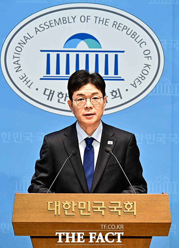 정원오 더불어민주당 서울시장 후보(가운데)가 7일 오전 서울 여의도 국회 소통관에서 기자회견을 열고 공약을 발표하고 있다. /국회=배정한 기자