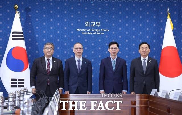 박윤주(왼쪽 세번째) 외교부 1차관과 이두희(오른쪽) 국방부 차관, 일본 후나코시 다케히로(왼쪽 두번째) 외무 사무차관, 카노 코지(왼쪽) 방위 심의관이 7일 오후 서울 외교부에서 열린 제14차 한일안보정책협의회에 참석한 모습. /뉴시스