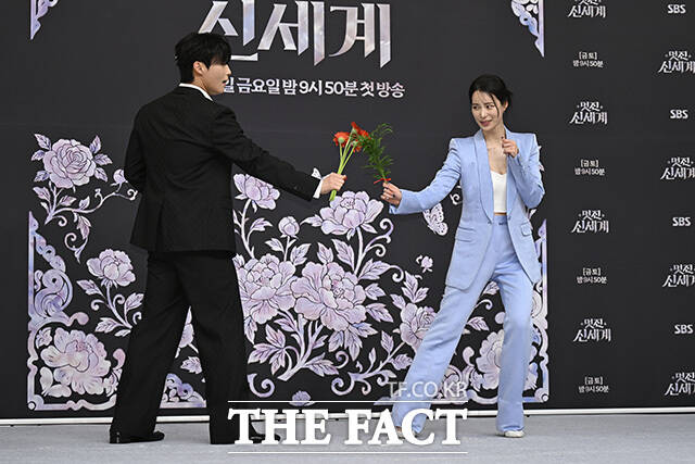 허남준과 임지연이 대결하는 포즈를 취하고 있다.