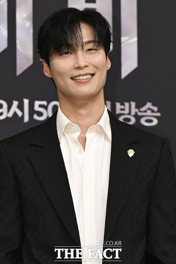 허남준이 놀란 표정을 짓고 있다.