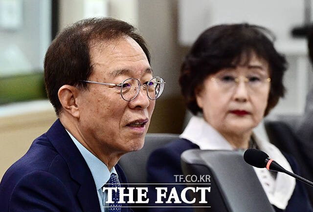 이석연 국민통합위원장이 7일 오전 서울 종로구 정부서울청사에서 열린 고문단 위촉식 및 제1차 회의에 참석해 모두발언을 하고 있다. /임영무 기자