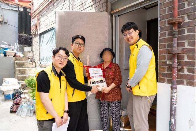 IPARK현대산업개발은 7일 서울 종로구 창신동 종로종합사회복지관에서 쌀 500kg 전달식 열었다. /IPARK현대산업개발