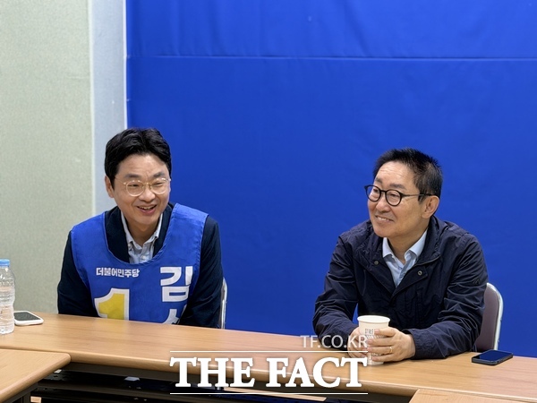 김신웅 더불어민주당 대전시의원 후보(서구 제5선거구, 둔산·1·2·3동)가 자신의 선거사무소에서 박범계 더불어민주당 의원과 간담회를 갖고 있다. /김신웅 후보