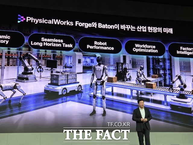 7일 서울 마곡 LG사이언스파크에서열린 LG CNS 'RX 미디어데이'에서 박상엽 LG CNS CTO 상무가 피지컬웍스 서비스의 미래 비전에 대해 설명하고 있다. /마곡=우지수 기자