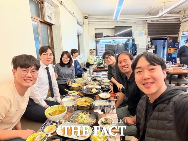 하정우 전 AI미래기획수석(왼쪽 가운데)이 지난달 13일 서울 종로구에서 김성훈 업스테이지 대표, 김진우 라이너 대표 등 주요 AI 스타트업 대표들과 만찬을 갖고 있다. /김성훈 페이스북 캡처