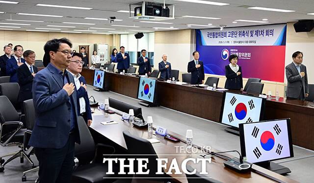 이석연 국민통합위원장이 7일 오전 서울 종로구 정부서울청사에서 열린 고문단 위촉식 및 제1차 회의에 참석해 모두발언을 하고 있다. /임영무 기자