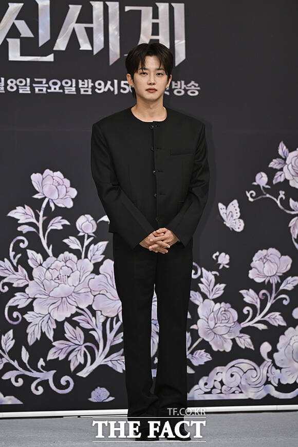 세 배우가 다른 포즈를 취하고 있다.