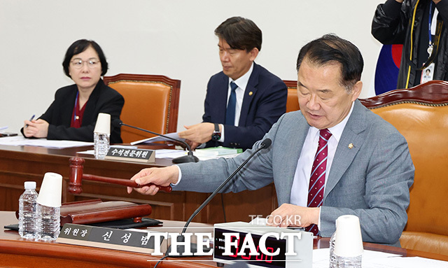 국회 정보위원회 전체회의 출석한 이종석 국정원장. /국회사진기자단