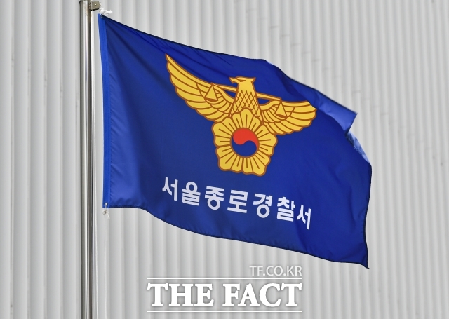 7일 경찰에 따르면 서울 종로경찰서는 광화문광장의 이순신 장군 동상에 올라 해머로 파손하려 한 A 씨를 특수공용물건손상미수 혐의로 현행범 체포했다. /더팩트 DB