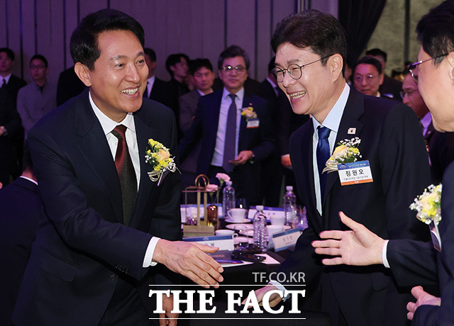 정원오 후보(오른쪽)와 오세훈 후보가 악수를 하고 있다. 가운데는 이준석 개혁신당 대표. /뉴스1