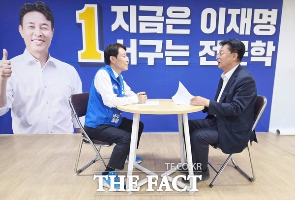 맹수석 대전시교육감 후보(사진 오른쪽)가 6일 전문학 더불어민주당 대전시 서구청장 후보(왼쪽)와 전문학 선거캠프에서 교육 현안 해법 공유를 위해 간담회를 갖고 있다. /선치영 기자