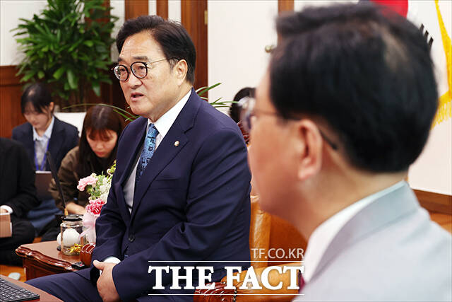우원식 국회의장(가운데)과 한병도 더불어민주당 원내대표(왼쪽), 송언석 국민의힘 원내대표가 7일 오후 서울 여의도 국회에서 개헌안 본회의 상정을 앞두고 열린 여야 원내대표 회동에 참석해 기념사진 촬영을 하고 있다. /국회=배정한 기자