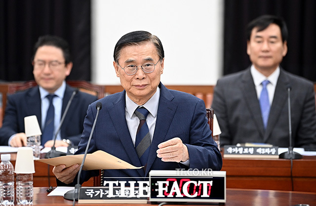 이종석 국가정보원장(가운데)이 7일 오후 서울 여의도 국회에서 열린 국회 정보위원회 전체회의에 출석하고 있다. /국회사진기자단