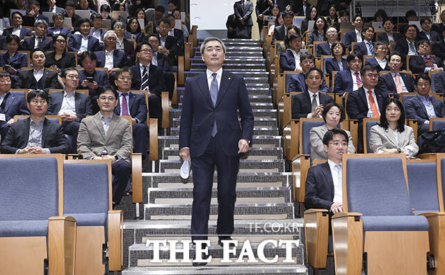 신현송 신임 한국은행 총재가 지난달 21일 오전 서울 중구 한국은행에서 열린 취임식에 참석하고 있다. /박상민 기자