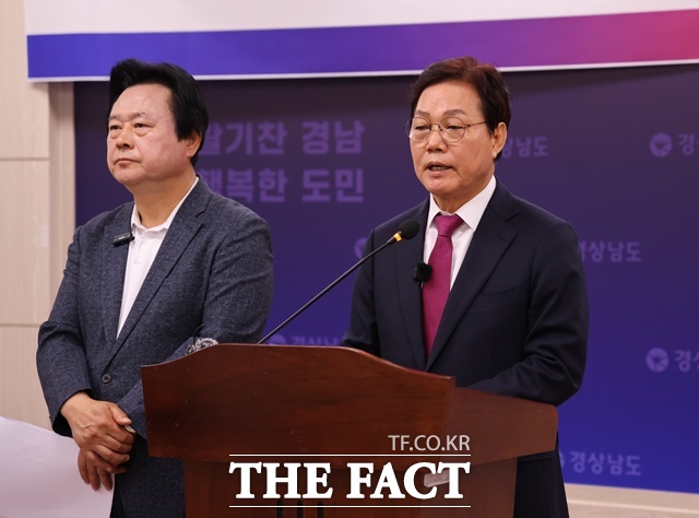 국민의힘 박완수(오른쪽) 경남도지사 후보와 강기윤 창원시장 후보가 7일 경남도청 프레스센터에서 공동 기자회견을 하고 있다. /박완수 후보 캠프