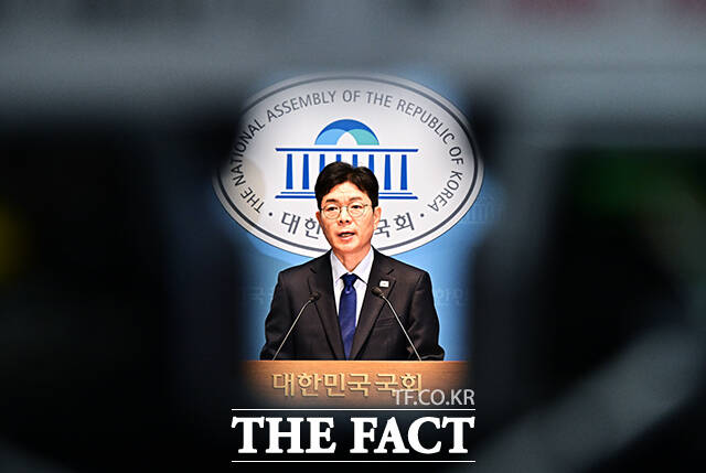 정원오 더불어민주당 서울시장 후보(가운데)가 7일 오전 서울 여의도 국회 소통관에서 기자회견을 열고 공약을 발표하고 있다. /국회=배정한 기자