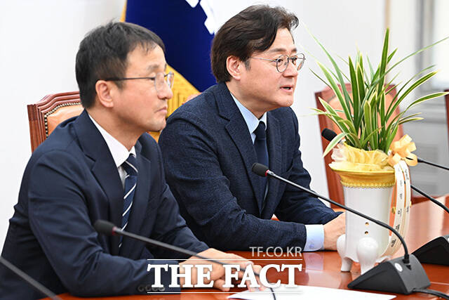 원내대표 연임 성공한 한병도(왼쪽), 홍익표 청와대 정무수석 접견.