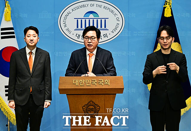 박일하 동작구청장(가운데)이 7일 오전 서울 여의도 국회 소통관에서 기자회견을 열고 6.3 지방선거 동작구청장 출마선언을 하고 있다. /국회=배정한 기자