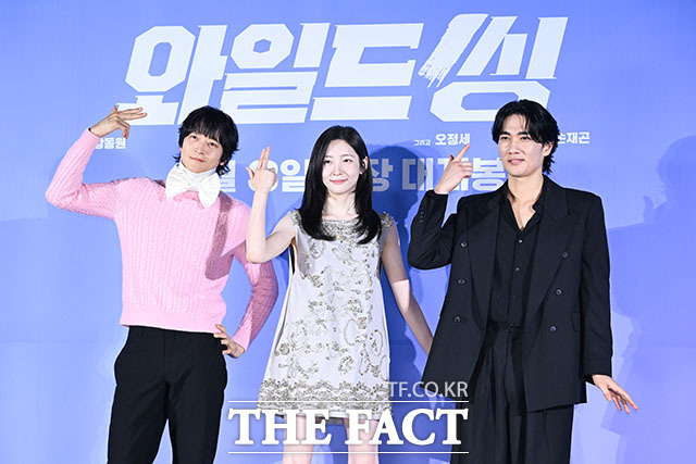 3인조 혼성 댄스 그룹 '트라이앵글'. 왼쪽부터 배우 강동원과 박지현, 엄태구.